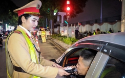 Nữ CSGT Hà Nội xuyên đêm kiểm tra, xử lý tài xế "ma men"