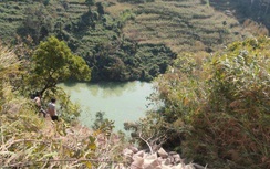 Xe tải lao xuống hồ ở Hà Giang, tài xế mất tích