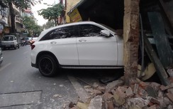 Xe Mercedes tông đổ tường ngôi nhà cổ tại Hà Nội