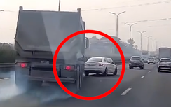 Xe tải phanh cháy bánh trên cao tốc do tài xế Mercedes tạt đầu chuyển làn