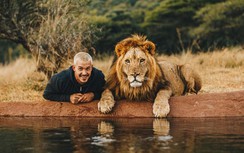 Người đàn ông ăn ngủ cùng sư tử