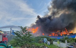 Hiện trường vụ cháy xưởng đóng tàu ở Phan Thiết, 10 tàu bị thiêu rụi