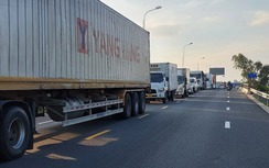 Xe tải gặp tai nạn, QL1A qua Quảng Nam ùn tắc hơn 2km