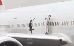Video: Hai tiếp viên Thụy Sĩ leo lên cánh máy bay để... tạo dáng chụp ảnh