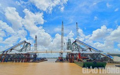 Gác dầm thép 150 tấn, hợp long cầu Trần Hoàng Na vượt sông Cần Thơ