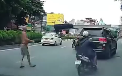 Người đàn ông đi xe máy phi dao thủng kính ô tô ở Hà Nội