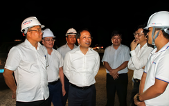 Thứ trưởng Nguyễn Duy Lâm kiểm tra thi công đêm trên cao tốc Mỹ Thuận - Cần Thơ
