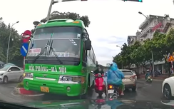 Xe khách ngang nhiên chạy ngược chiều ngay giữa ngã tư ở Hà Nội
