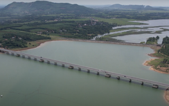 Ngắm cầu vượt hồ lớn nhất trên tuyến cao tốc Bắc - Nam trước ngày thông xe