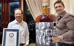 Doanh nhân Việt chi 33 tỷ VNĐ mua chai whisky lớn nhất thế giới