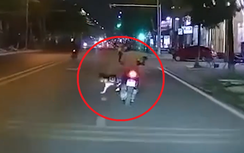 Hoảng hốt trước cảnh trẻ nhỏ ngã nhào xuống đường khi được chở trên xe máy