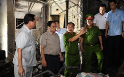 Thủ tướng tới hiện trường, thăm hỏi nạn nhân vụ cháy chung cư ở Khương Hạ