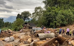 Cận cảnh đường sá, nhà cửa bị đánh hỏng sau mưa lũ ở Lào Cai