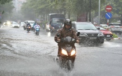 Mưa lớn kéo dài, nhiều tuyến đường ở Hà Nội ngập sâu