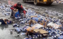 Xe tải ôm cua, hàng trăm thùng bia rơi xuống đường
