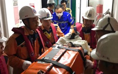 Vượt sóng lớn cứu ngư dân bị tai biến trên quần đảo Trường Sa