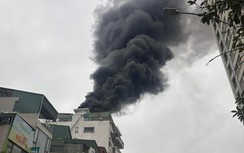 Cháy nhà cao tầng gần chung cư, cột khói bốc cao hàng trăm mét