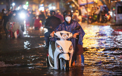 Đường TP.HCM thành sông sau mưa lớn, người dân vật vã đẩy xe về nhà