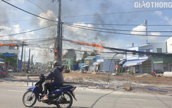 Cột điện bùng cháy gần chợ nổi Cái Răng, dân ôm hàng hóa tháo chạy