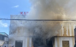 Nóng: Đang cháy quán karaoke ở Đắk Lắk, cột khói cao hàng chục mét