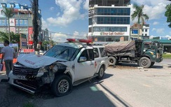 Xe cứu thương biến dạng sau va chạm với ô tô tải trên quốc lộ 18