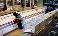 Hai kẻ cướp tiệm vàng ở Khánh Hoà là nam giới, một trong 2 tên nghi đội tóc giả
