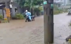 Đà Nẵng: Nước tràn vào nhà dân, bùn đất ngập đường sau mưa lớn