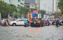 Đường thành sông sau mưa lớn, nhiều tuyến phố Đà Nẵng ùn tắc sáng đầu tuần