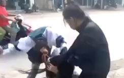 Nữ sinh lớp 10 bị hai phụ nữ đánh túi bụi ngay cổng trường