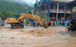 Nước lũ cuồn cuộn trước cửa nhà dân ở Nghệ An