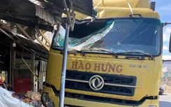 Xe tải chở gỗ dăm lao vào nhà dân trên QL1 qua Quảng Ngãi
