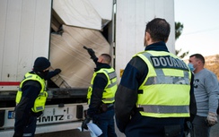 Pháp cứu 4 người Việt trốn trong thùng xe đông lạnh