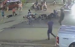 Khoảnh khắc 2 xe máy vỡ vụn sau cú tông cực mạnh, 6 người thương vong đêm Trung thu