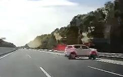 Ô tô quay 180 độ trên cao tốc vì nổ lốp