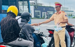 CSGT Đồng Nai tặng 100.000 chai nước suối và khăn lạnh cho người đi đường