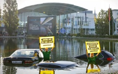 Nhấn chìm xe Mercedes-Benz xuống hồ nước để phản đối ô nhiễm