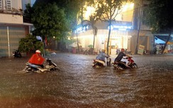 Nhiều tuyến đường ở Quy Nhơn ngập trong nước, người dân bì bõm dắt xe chết máy