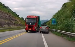 Pha vượt ẩu đáng sợ của tài xế xe đầu kéo trên cao tốc Nội Bài - Lào Cai