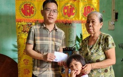 Báo Giao thông trao tiền hỗ trợ của bạn đọc sẻ chia với 2 gia đình nạn nhân ở Bình Định, Phú Yên