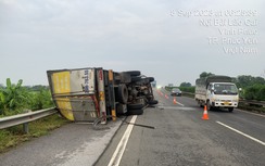 Xe tải bị lật trên cao tốc Nội Bài - Lào Cai, tài xế tử vong