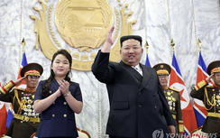Chủ tịch Triều Tiên cùng con gái dự lễ duyệt binh trong đêm