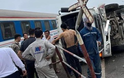 Ninh Bình: Tàu hỏa va chạm xe chở rác, một người bị thương