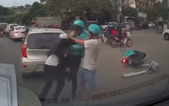 Xe ôm chở khách đánh người đi đường sau khi gây tai nạn