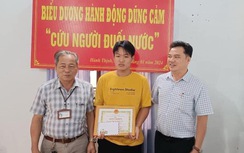 Khen thưởng nam sinh lớp 10 ở Quảng Ngãi dũng cảm cứu người đàn ông đuối nước