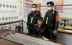 Cảnh sát 911 Đà Nẵng truy đuổi thanh niên ôm cả bó dao phóng lợn diễu phố