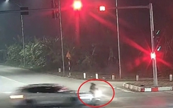 Đi xe máy vượt đèn đỏ, nam thiếu niên 15 tuổi bị ô tô tông tử vong