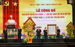 Chủ tịch Quốc hội Vương Đình Huệ trao Nghị quyết thành lập thị xã Việt Yên, Bắc Giang