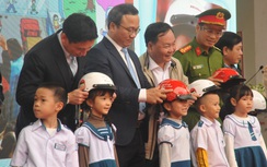 Trao tặng 2 triệu mũ bảo hiểm chất lượng cho học sinh lớp 1 tại miền Trung