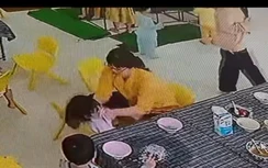 Bé gái 3 tuổi ở Bình Định bị người giữ trẻ đánh bầm tím chân tay