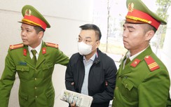 Cảnh sát áp giải hai cựu bộ trưởng đến hầu tòa vụ Việt Á